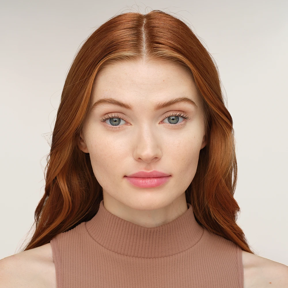 Model Primer & Brightener nachher mit vollständigem Make-up