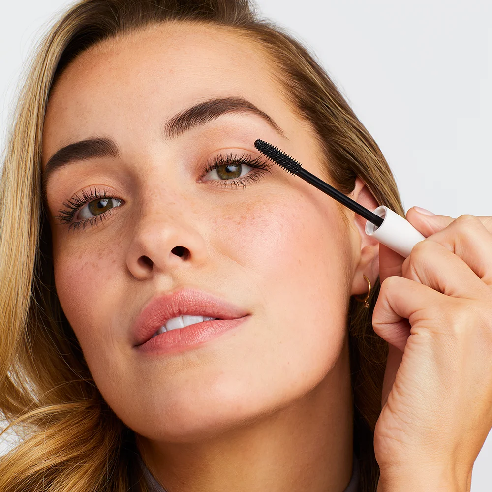 Model trägt Mascara auf